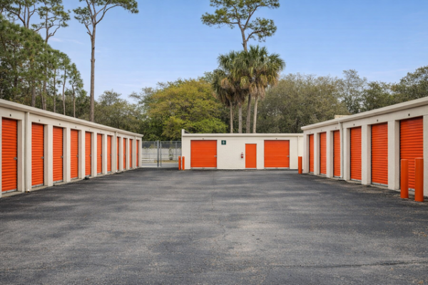 Facility photo: //images.sparefoot.com/medium/213181698f2ef2aeb92.jpg