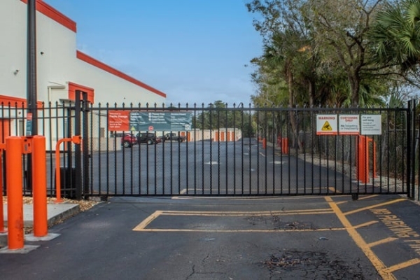 Facility photo: //images.sparefoot.com/medium/213184688e0c7e49801.jpg