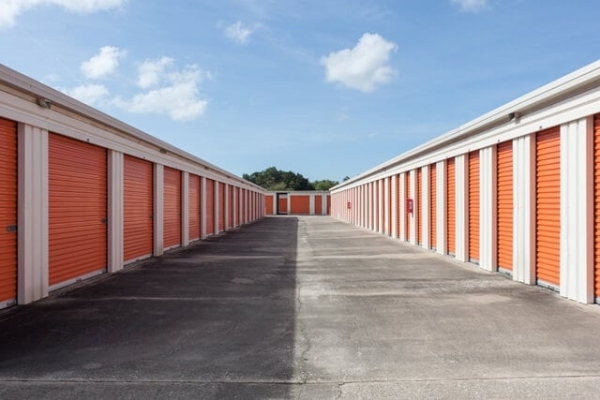 Facility photo: //images.sparefoot.com/medium/213187687ce93eefe4b.jpg