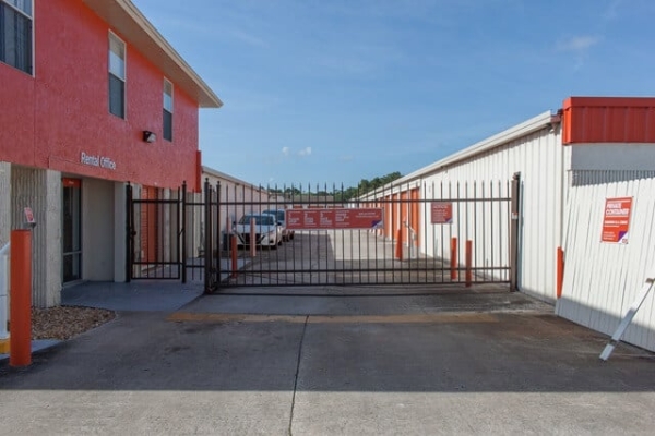 Facility photo: //images.sparefoot.com/medium/2131876936da80bbbe7.jpg