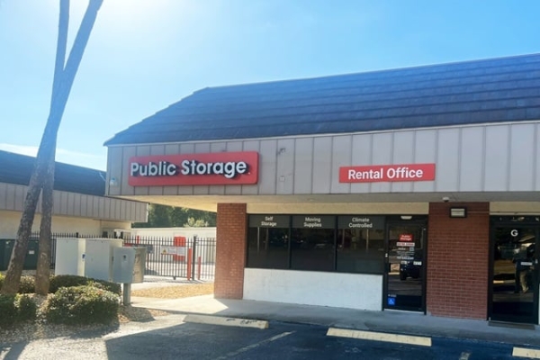 Facility photo: //images.sparefoot.com/medium/213188687b9a3a16474.jpg