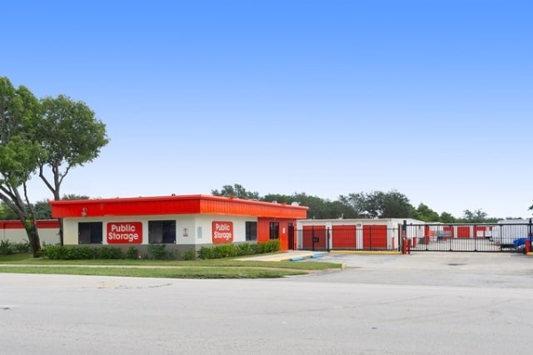 Facility photo: //images.sparefoot.com/medium/213189687ce93460324.jpg