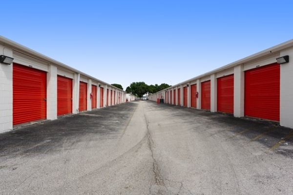 Facility photo: //images.sparefoot.com/medium/213189687ce935532c5.jpg