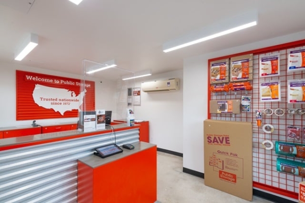 Facility photo: //images.sparefoot.com/medium/213189687ce93630d9f.jpg