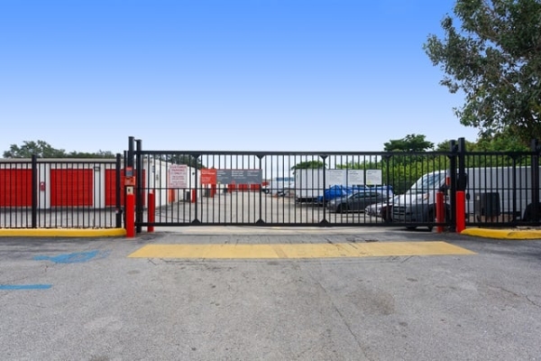 Facility photo: //images.sparefoot.com/medium/213189687ce9371af9d.jpg