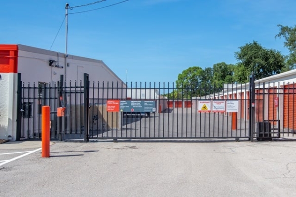 Facility photo: //images.sparefoot.com/medium/21319068989dedc04f6.jpg