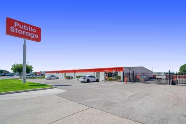 Facility photo: //images.sparefoot.com/medium/21319069397d929b42e.jpg