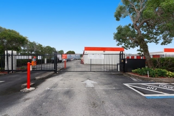 Facility photo: //images.sparefoot.com/medium/2131936884d23314fa9.jpg