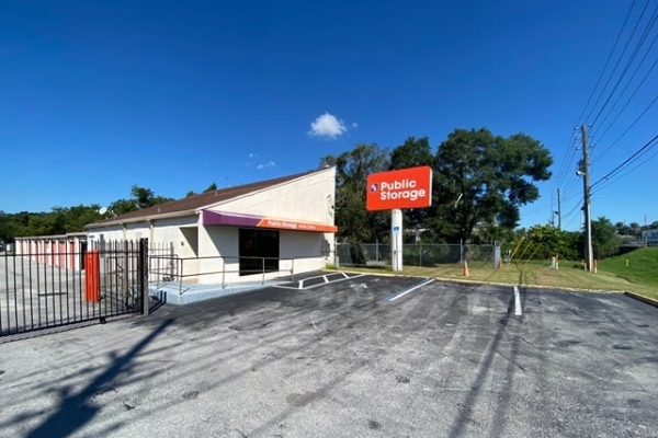 Facility photo: //images.sparefoot.com/medium/213196687ce95222001.jpg