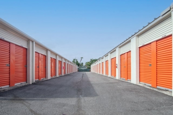 Facility photo: //images.sparefoot.com/medium/213197687ce964b8d5b.jpg