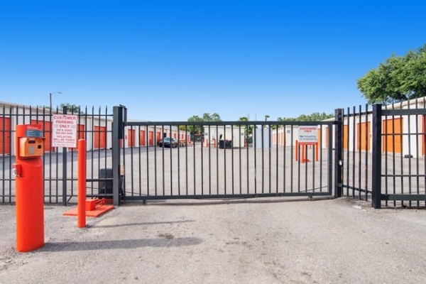 Facility photo: //images.sparefoot.com/medium/213197687ce9669dced.jpg