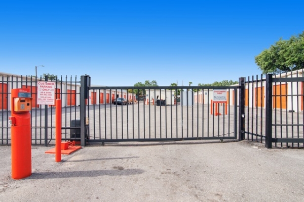 Facility photo: //images.sparefoot.com/medium/21319769610d2417085.jpg