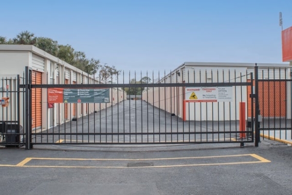 Facility photo: //images.sparefoot.com/medium/213198687ce96bc5f54.jpg