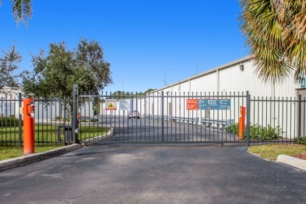 Facility photo: //images.sparefoot.com/medium/21320669397db0b9850.jpg