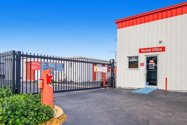 Facility photo: //images.sparefoot.com/medium/2132106911f09b7f3aa.jpg