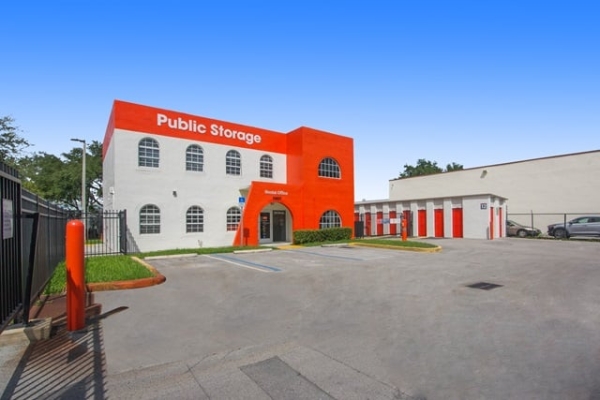 Facility photo: //images.sparefoot.com/medium/213212687ce9490a44c.jpg