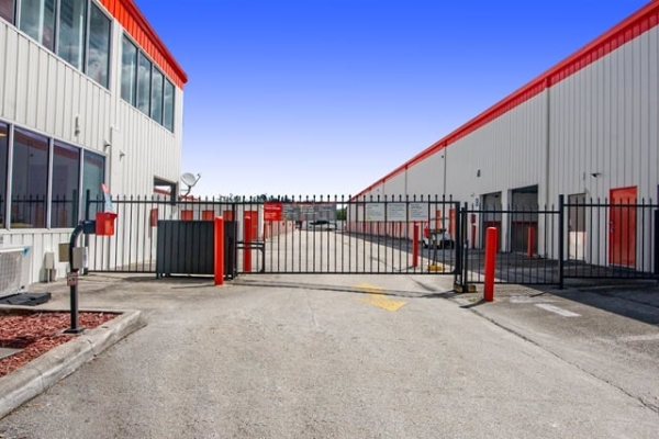 Facility photo: //images.sparefoot.com/medium/21321369382bf7034ee.jpg