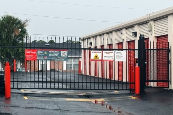 Facility photo: //images.sparefoot.com/medium/2132156884d2524251e.jpg