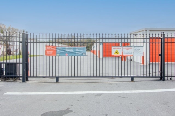 Facility photo: //images.sparefoot.com/medium/213216687e3a6f854b5.jpg