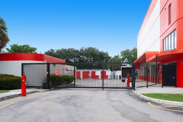 Facility photo: //images.sparefoot.com/medium/2132176877a36a90c04.jpg