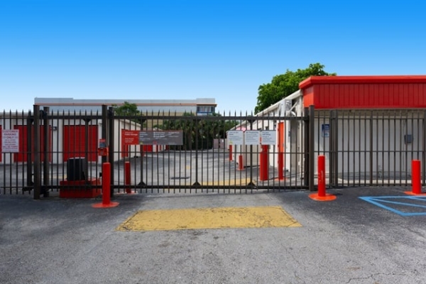 Facility photo: //images.sparefoot.com/medium/213223691342146d598.jpg