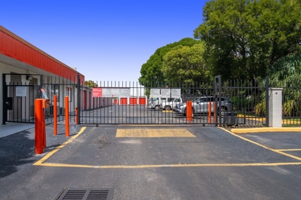 Facility photo: //images.sparefoot.com/medium/2132286878f4b45310f.jpg