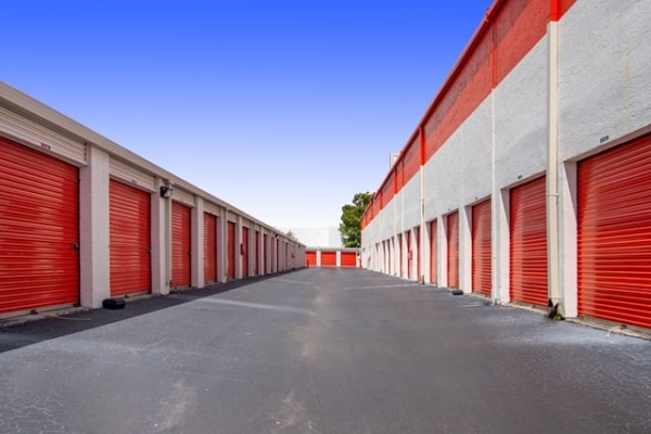 Facility photo: //images.sparefoot.com/medium/2132286936da74f24e2.jpg