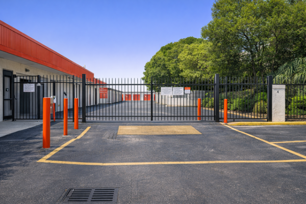 Facility photo: //images.sparefoot.com/medium/21322869e4d2cbbf6b8.jpg