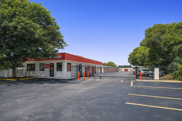 Facility photo: //images.sparefoot.com/medium/21322869ff308215bf0.jpg