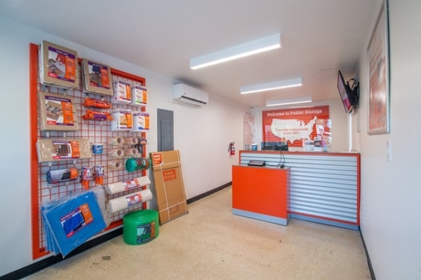 Facility photo: //images.sparefoot.com/medium/2132296876544bb5798.jpg