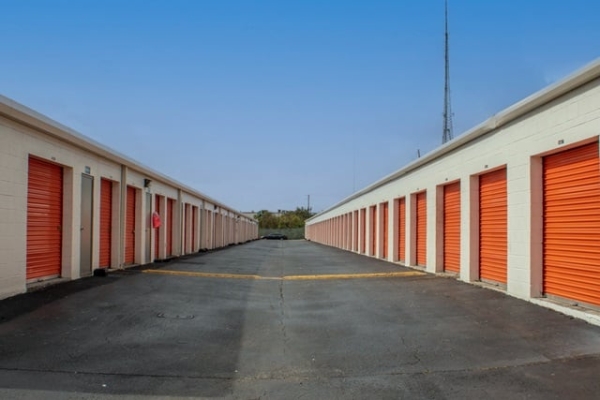 Facility photo: //images.sparefoot.com/medium/2132316884d292d7c9b.jpg