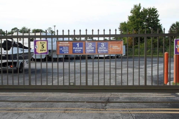 Facility photo: //images.sparefoot.com/medium/213235691341f03de2a.jpg