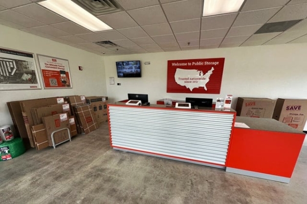 Facility photo: //images.sparefoot.com/medium/2132356a199bc0b9cf7.jpg
