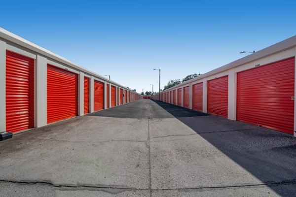 Facility photo: //images.sparefoot.com/medium/21323968ac5ef42486f.jpg