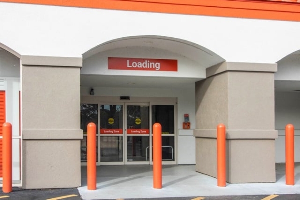 Facility photo: //images.sparefoot.com/medium/213244687ce9822fbd5.jpg