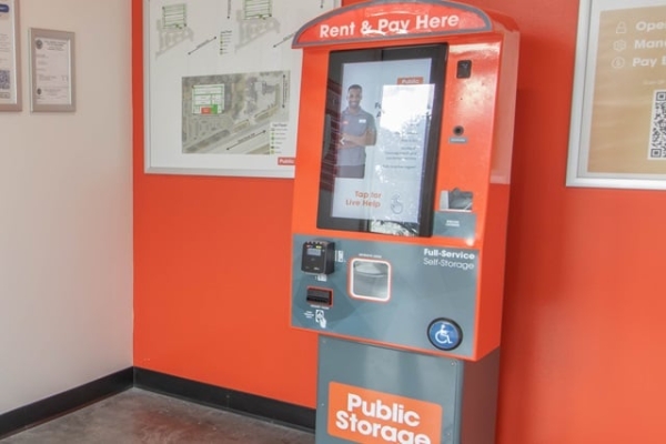 Facility photo: //images.sparefoot.com/medium/213244693831495587d.jpg