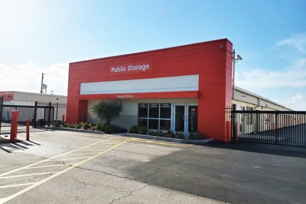 Facility photo: //images.sparefoot.com/medium/213248687ce9ef1617c.jpg