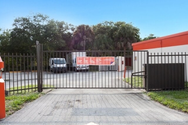 Facility photo: //images.sparefoot.com/medium/2132526884d2a8b6e5c.jpg