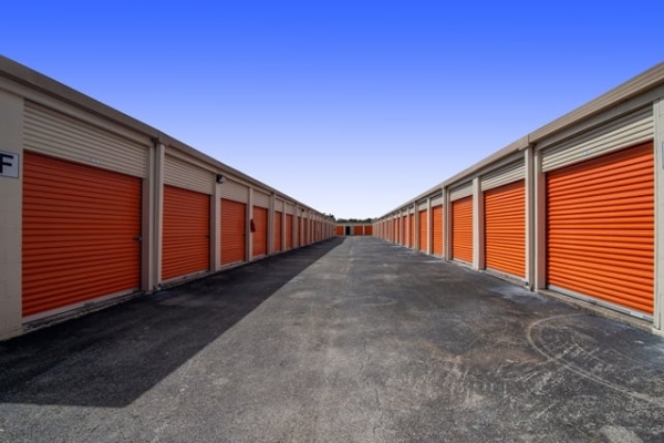Facility photo: //images.sparefoot.com/medium/2132566884d1fdd30c1.jpg
