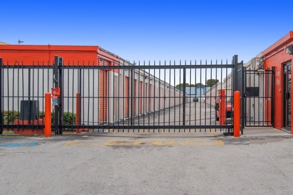 Facility photo: //images.sparefoot.com/medium/213269692c4e7855f30.jpg