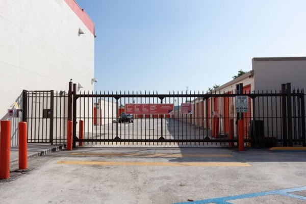 Facility photo: //images.sparefoot.com/medium/213272692c4e681866b.jpg