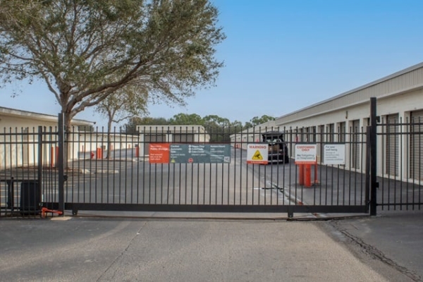 Facility photo: //images.sparefoot.com/medium/213281689f306e2891b.jpg