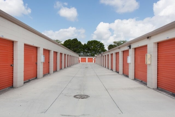 Facility photo: //images.sparefoot.com/medium/213286688380963df9f.jpg