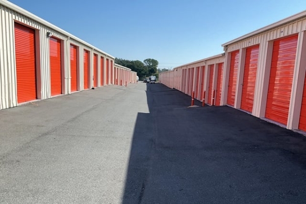 Facility photo: //images.sparefoot.com/medium/213294698f30d487b1e.jpg