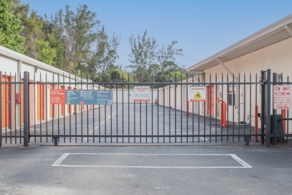 Facility photo: //images.sparefoot.com/medium/2132986913432c1cc31.jpg