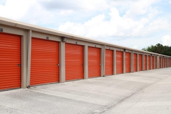 Facility photo: //images.sparefoot.com/medium/21330969f9f1141f4c6.jpg