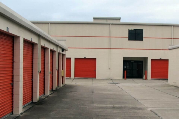 Facility photo: //images.sparefoot.com/medium/213315687b9b09f3383.jpg