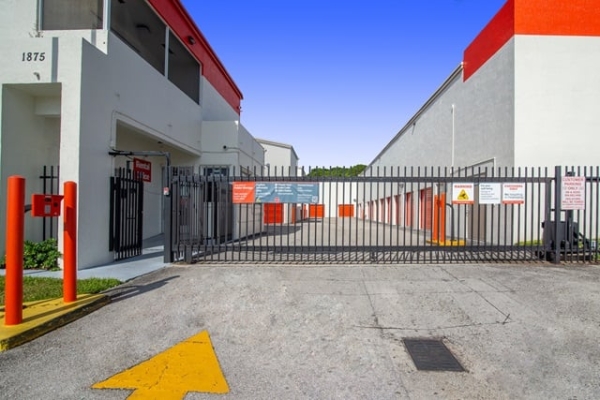 Facility photo: //images.sparefoot.com/medium/213325693ad2ee200e8.jpg