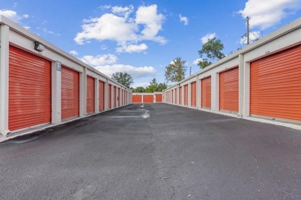 Facility photo: //images.sparefoot.com/medium/213335687ce98920a33.jpg