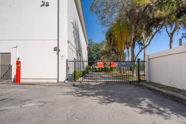 Facility photo: //images.sparefoot.com/medium/2133366876552fa63cf.jpg